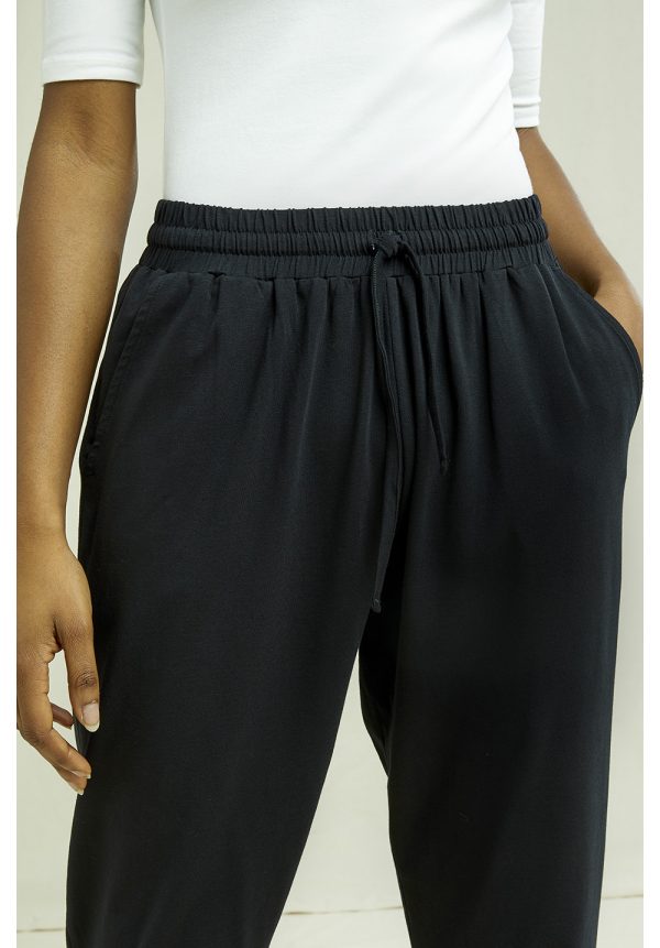 People Tree broek Sasha Trousers kleur Black_KOKOTOKO duurzame kleding