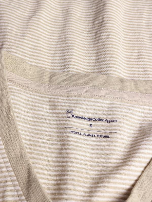 KnowledgeCotton Apparel - V-Neck Slub T-shirt - Creme Stripe - Afbeelding 3